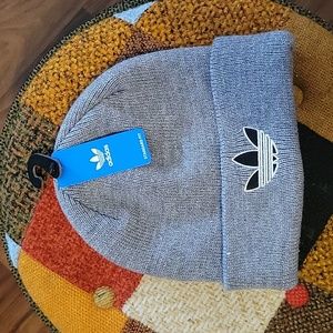 Adidas original Sunday cuff Beanie. Heather grey